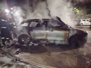 Toshkentda elektromobil butkul yonib ketdi (video)