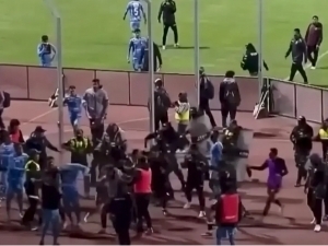 Futbol uchrashuvida katta janjal: Hakam 17 ta qizil kartochka ko‘rsatdi (video)