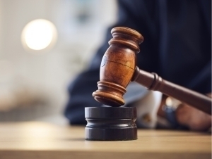 Mashhur jurnalist hamkasbini liftda zo‘rlagani uchun aybdor deb topildi