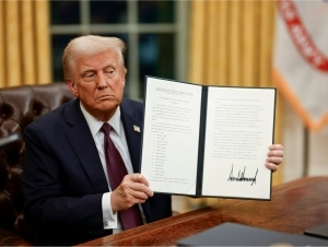 Трамп уч йўналиш бўйича божларни оширишни бир йилга кечиктирди 