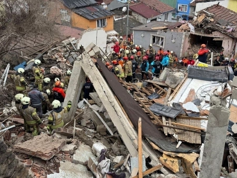 Turkiyadagi qulagan bino vayronalari ostidan 1 kishining jasadi topildi (video)
