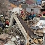 Turkiyadagi qulagan bino vayronalari ostidan 1 kishining jasadi topildi (video)