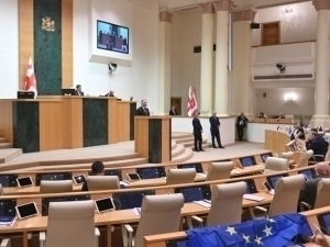 Gruziya parlamenti noroziliklarga sabab bo‘lgan qonunni ikkinchi o‘qishda ham ma’qulladi