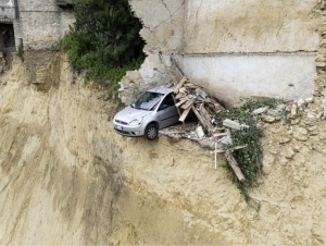 Italiyada katta shahar jarlik yoqasida qolmoqda