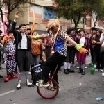 Боливияда масхарабозлар оммавий норозилик намойиши ўтказди