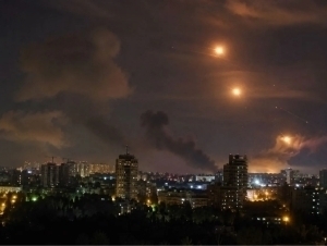 Javob zarbasi: Ukraina Rossiyaga yuzlab dronlar bilan hujum qildi (video)