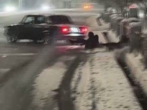 “Жигули”га чана боғлаб ўртоқларини учирган йигит жазоланди (видео)