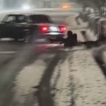 “Jiguli”ga chana bog‘lab o‘rtoqlarini uchirgan yigit jazolandi (video)