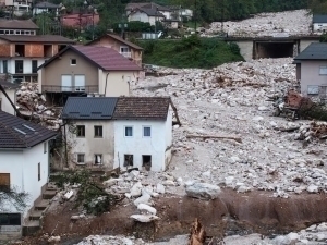 Bosniya va Gersegovinada suv toshqinlari kuzatilmoqda. Qurbonlar bor (video)