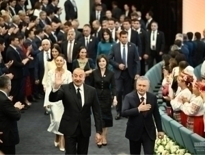 Mirziyoyev va Aliyev birinchi xonimlar bilan konsertga bordi (video)