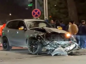 Тошкентда BMW ва Onix тўқнашиб кетди. Жабрланганлар бор