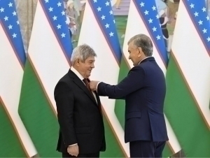 Shavkat Mirziyoyev Ozarbayjon elchisini taqdirladi
