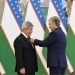 Shavkat Mirziyoyev Ozarbayjon elchisini taqdirladi