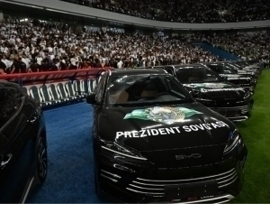 Tokhtakhojayev gifts his BYD car to Abduholikov