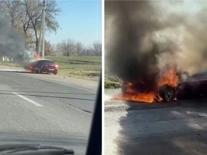 Янгийўлда ҳаракатланаётган Mazda ёниб кетди (видео)