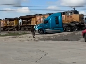 АҚШда поезд юк машинасига бориб урилди (видео)