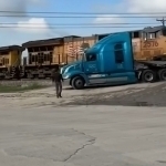 AQSHda poyezd yuk mashinasiga borib urildi (video)