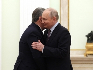 Putin Mirziyoyevga bosimlarga qaramay Moskvaga kelgani uchun rahmat aytdi