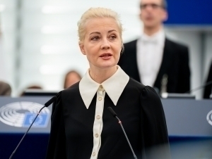 Марҳум мухолифатчининг беваси Путинга қарши иш бошлади