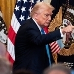 Трамп унинг мурожаатини кўрсатмаган телеканалларга таҳдид қилди