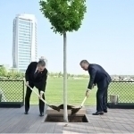 Symbol of friendship: Uzbek and Turkmen leaders plant oak together