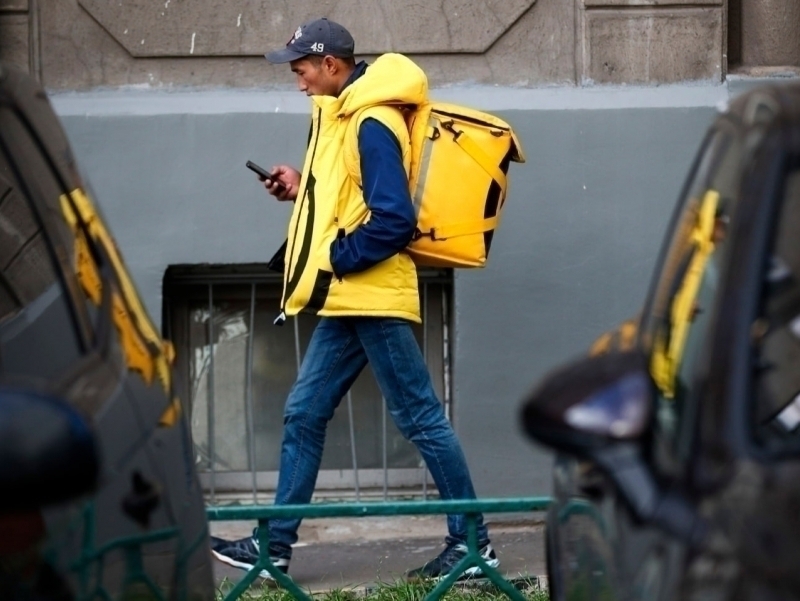 Ўзбекистонлик мигрантларга Санкт-Петербургда курьерлик қилиш ҳам тақиқланди