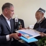 By order of the President, the mayor of Syrdarya presented a house to the father from Boyovut