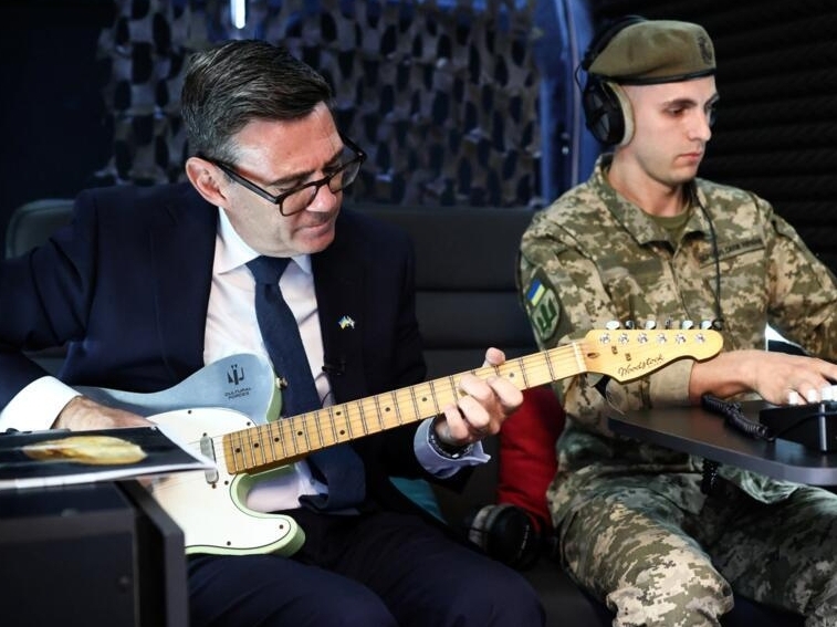 Bernem Ukrainada mahalliy harbiy bilan birga gitara chaldi (video)