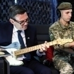 Бернэм Украинада маҳаллий ҳарбий билан бирга гитара чалди (видео)