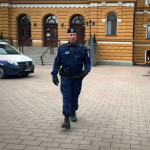 Fin politsiyasi izolyatsiyadagilar uchun bo‘sh ko‘chalarda “Seni sevaman, hayot“ qo‘shig‘ini kuyladi