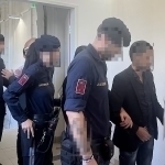 “Йил отаси”. Австриялик эркак 14 ёшли ўғлини ўғриликка ёллаб, судда уни сотди