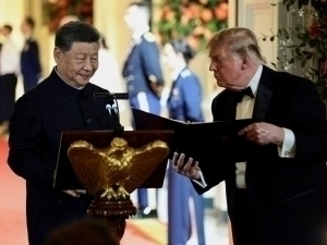 Трамп Си Цзиньпинга махсус ҳайкалча совға қилди 