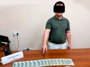Европага ишга жўнатиш учун $3 минг талаб қилган менежер ушланди
