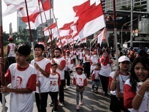 Индонезияда эркак байроқни итнинг шарфи сифатида ишлатгани учун ҳибсга олинди