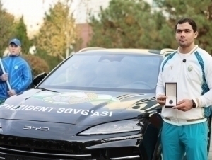 Президент жаҳон чемпионига автомобиль совға қилди 