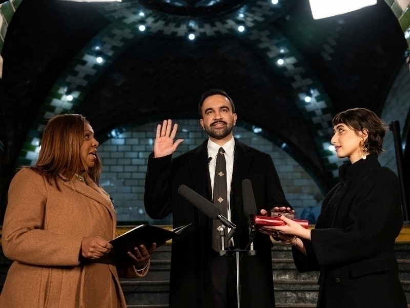 Nyu-Yorkning yangi meri ilk bor Qur’on bilan qasamyod qildi (video)