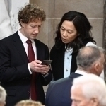Цукерберг Трампнинг Facebook ва Instagram аккаунтларидаги чекловларни бекор қилди