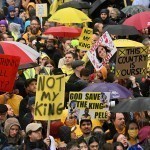 Londonda toj kiyish kuni namoyishchilar miting o‘tkazdi (video)