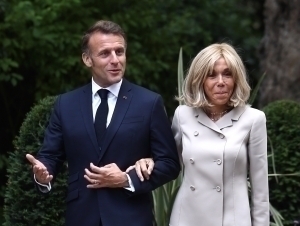 Макрон судга хотинининг эркак эмаслигини исботловчи “илмий далиллар” тақдим этмоқчи