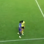 O‘zbekistonda yana bir futbolchi raqibiga “kalla qo‘ydi” (video)