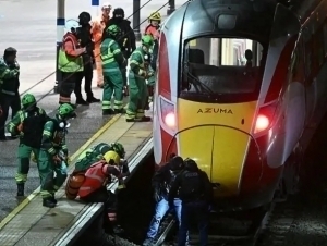 Англияда эркак поезд йўловчиларига пичоқ билан ҳужум қилди