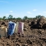 Yuqori Chirchiqda hokimlik yerini 200 ming dollarga sotmoqchi bo‘lgan shaxs ushlandi 