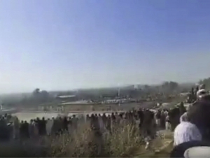 Афғонистонда 13 ёшли бола оиласининг қотилини 80 минг киши олдида қатл қилди 