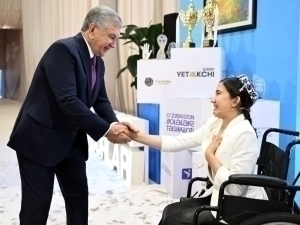 Prezident maxsus ko‘rgazmaga borib, faol yoshlar bilan uchrashdi