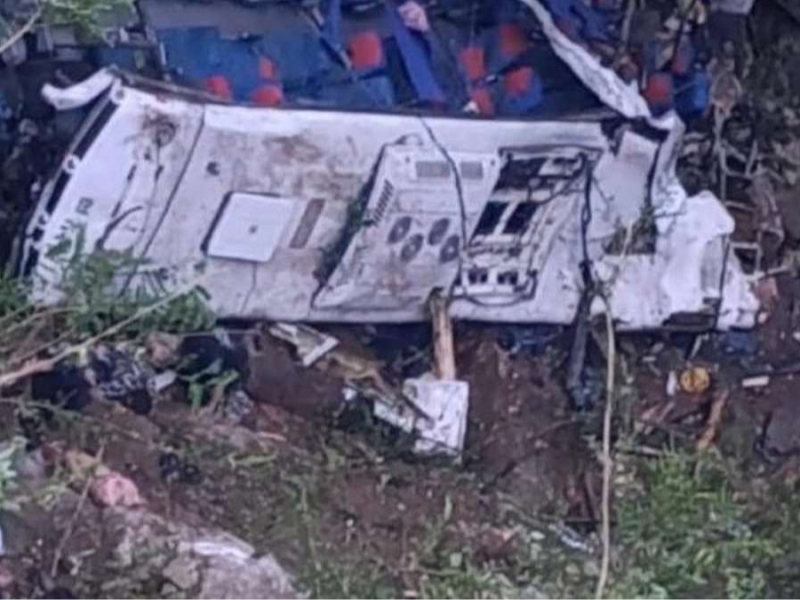 Avtobus 45 nafar yo‘lovchi bilan jarlikka quladi. Qurbonlar bor (video)