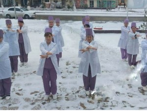 Samarqandda shifokorlar sovuqda tashqarida badantarbiya qildi