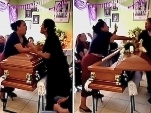 Мексикада эркакнинг 2 жазмани унинг жасади олдида муштлашди (видео)