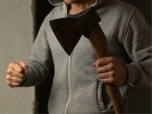 33 yoshli erkak onasini boltalab, o‘zini esa yoqib o‘ldirdi