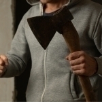 33 ёшли эркак онасини болталаб, ўзини эса ёқиб ўлдирди