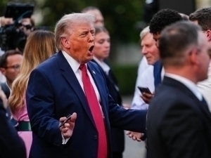 Трамп сенатор билан кескин баҳслашиб қолди